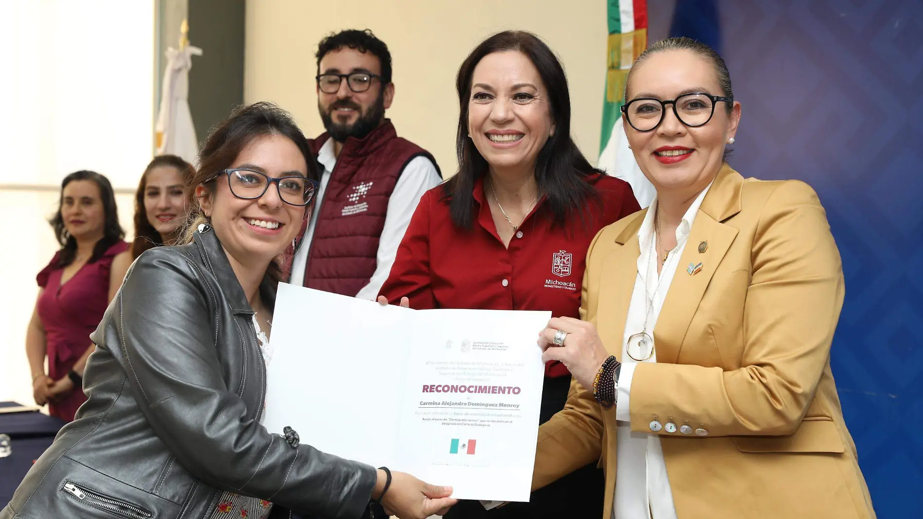 Yarabí Ávila y Mariana Sosa entregando reconocimiento y beca a alumna